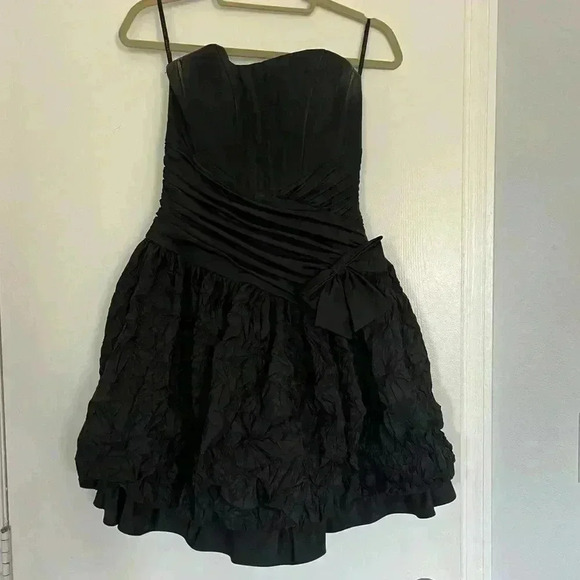 Jessica McClintock black cocktail dress size 6. Worn once for prom. - Picture 1 of 4